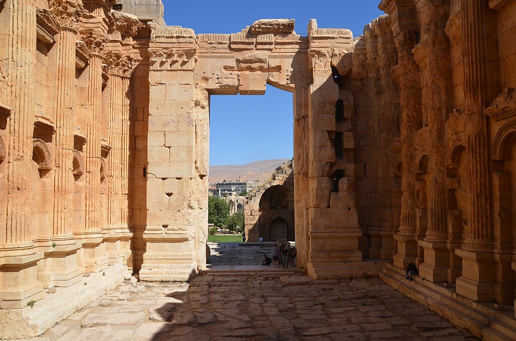 Innenaufnahme des Bacchustempels mit dem schwebenden Stein. <a href="https://commons.wikimedia.org/wiki/File:Interior_of_the_so-called_Temple_of_Bacchus,_Heliopolis_(Baalbek),_Lebanon_-_49589168847.jpg">Carole Raddato</a>, <a href="https://creativecommons.org/licenses/by-sa/2.0">CC BY-SA 2.0</a>, via Wikimedia Commons