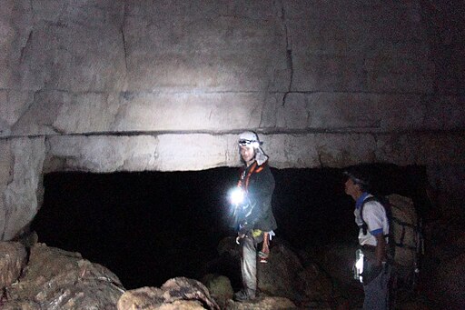 <a href="https://commons.wikimedia.org/wiki/File:Puerta_geometrica_-_Cueva_de_los_Tayos.JPG">MezzoforteF</a>, <a href="https://creativecommons.org/licenses/by-sa/3.0">CC BY-SA 3.0</a>, via Wikimedia Commons